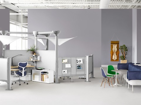 A collaborative healthcare setting that includes a workstation with Resolve screens and group seating from Public Office Landscape.